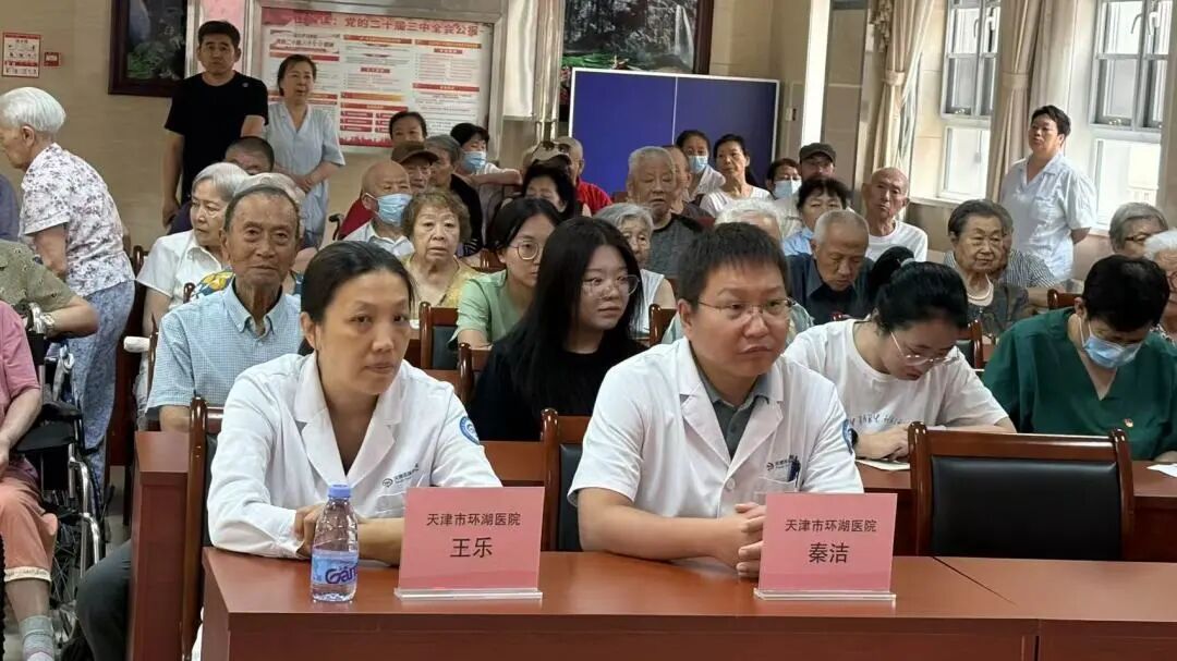 专家在公益行现场与老人交流